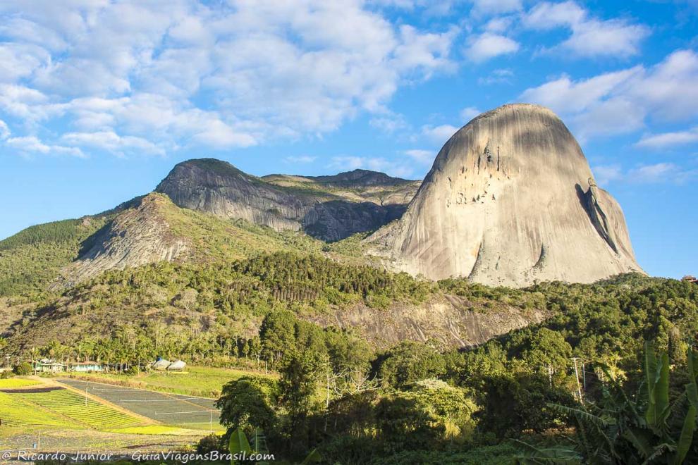 Imagem da Pedra Azul e da vegetação em torno da pedra.